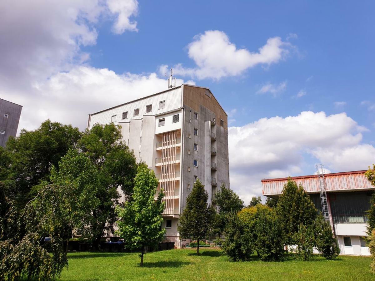 Summer Residence Hostel Ljubljana Buitenkant foto